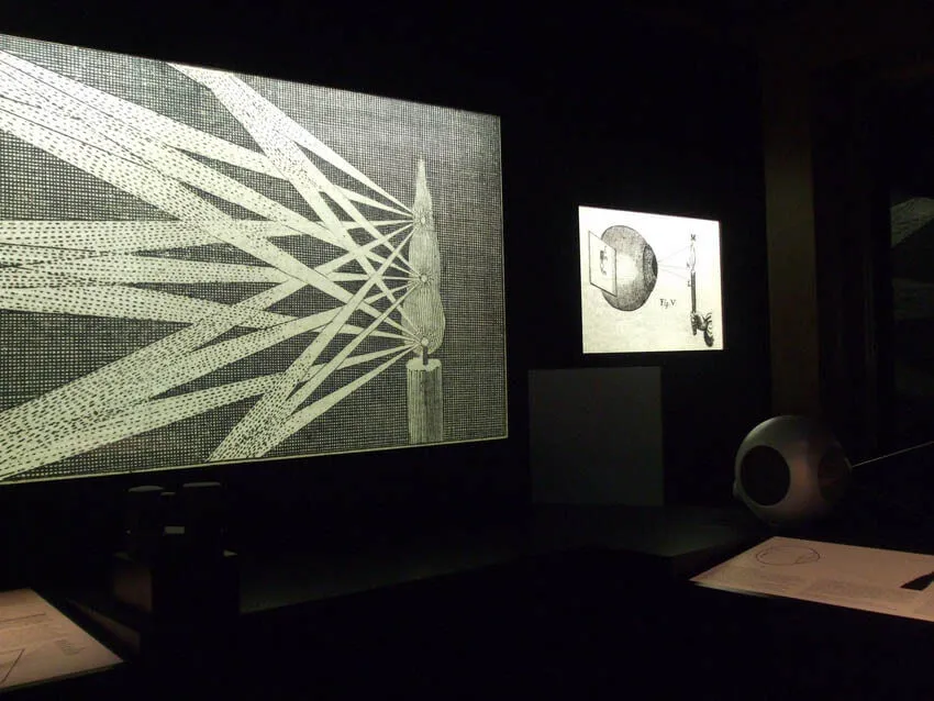 Sala espositiva allestita, con grafica retroilluminata